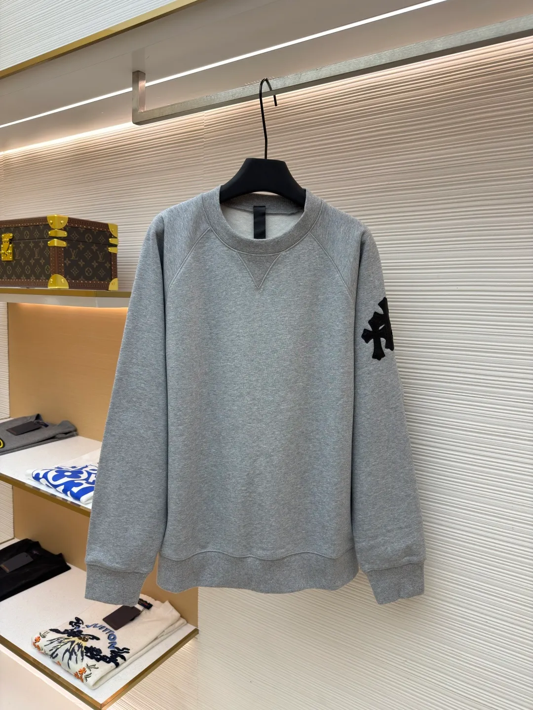 Chrome Hearts Fleece and Leather Sweatshirt ●Item No.: 1682286-A45 ●Material: 100% cotton fleece fabric ●Technology: Hand-made with leather ●Color: Gray ●Version: Fitted version ●Weight: about 645g ●Size: S-M-L ●Description: The fabric is knitted with 440g cotton fleece material. The collar and arms are made of genuine sheepskin, cut and hand-cut, and the molded hardware is aged and oxidized. The overall wiring is straight and delicate, the fabric is comfortable and soft, and the color is consistent without color difference. It can be matched with the same style to create a fashionable look and control various occasions. Customized accessories, complete with three standards, same style for men and women!